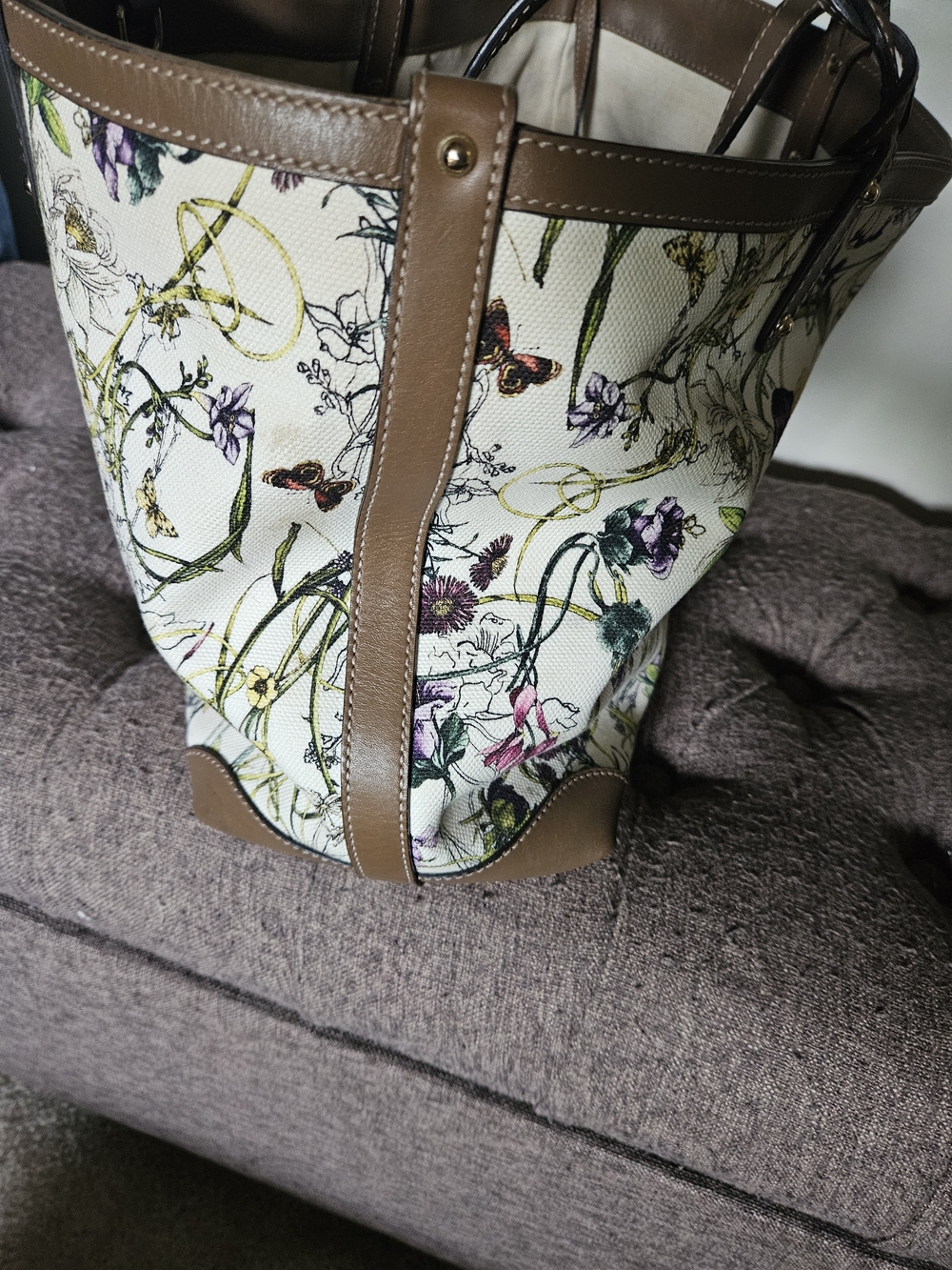 GUCCI!! Rare, Gorgeous, Gucci Floral Canvas Tote Bag with Brown Trim - Picture 2 of 16